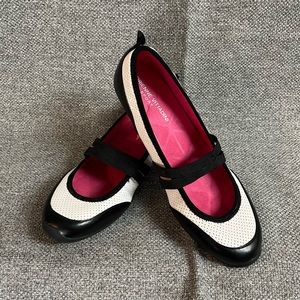 Black and white wedge sneaker, size 8!
